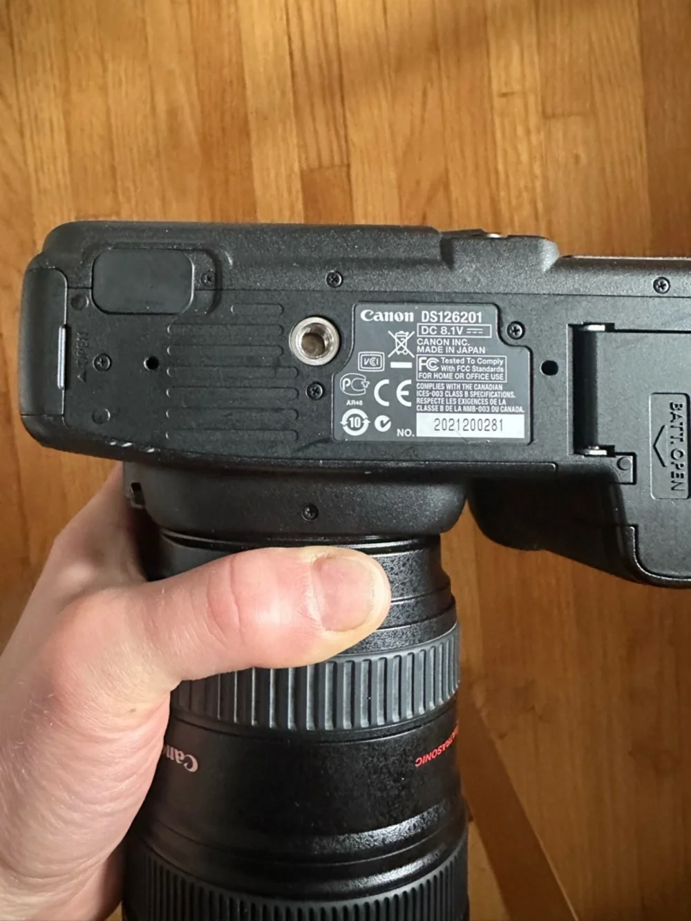 Canon EOS DSLR Camera Body in Black with Accessories - Picture 5 of 8